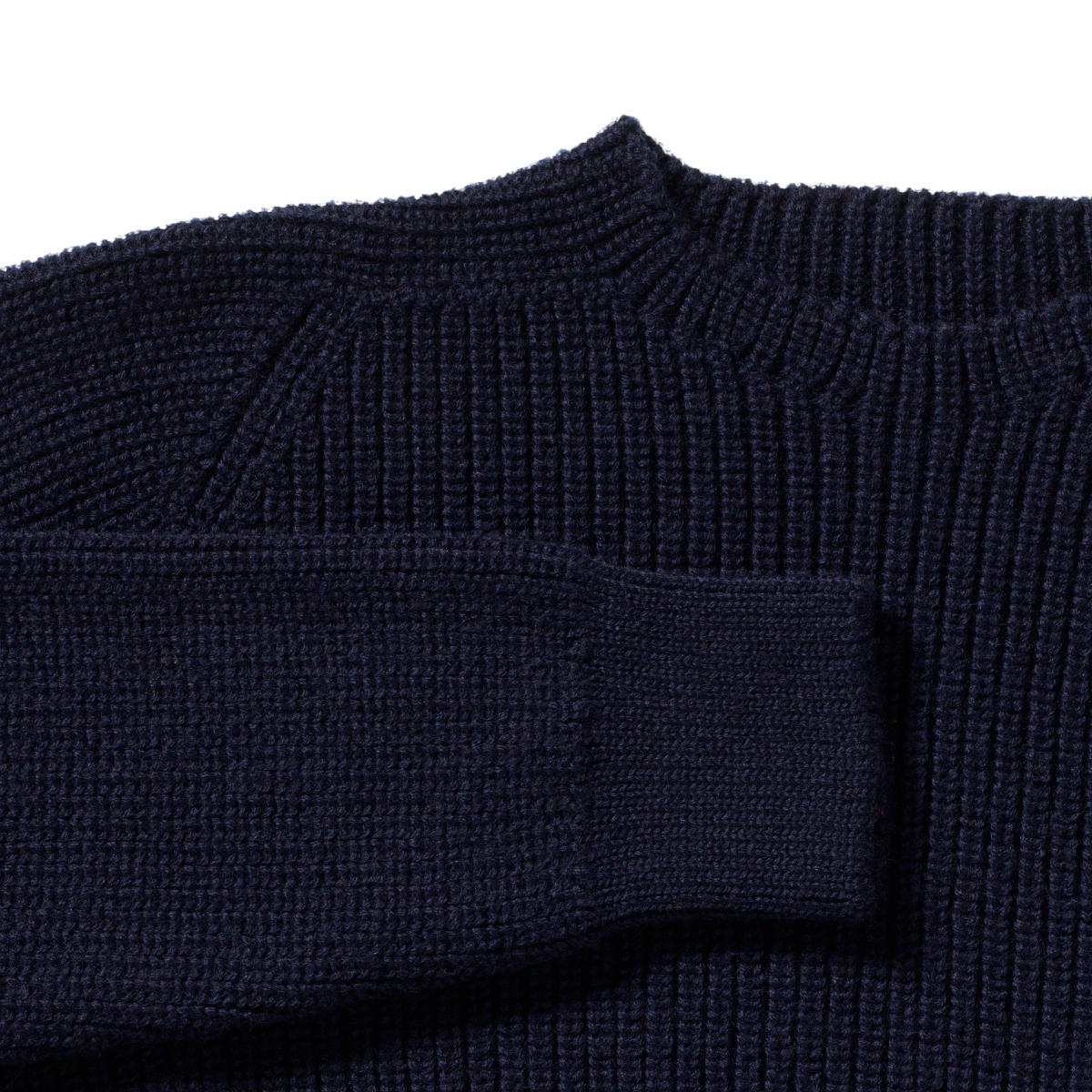 dunkelblauer Pullover aus bio merinowolle kbt von halfs x indnat - seamless und mit perlfang gestrickt