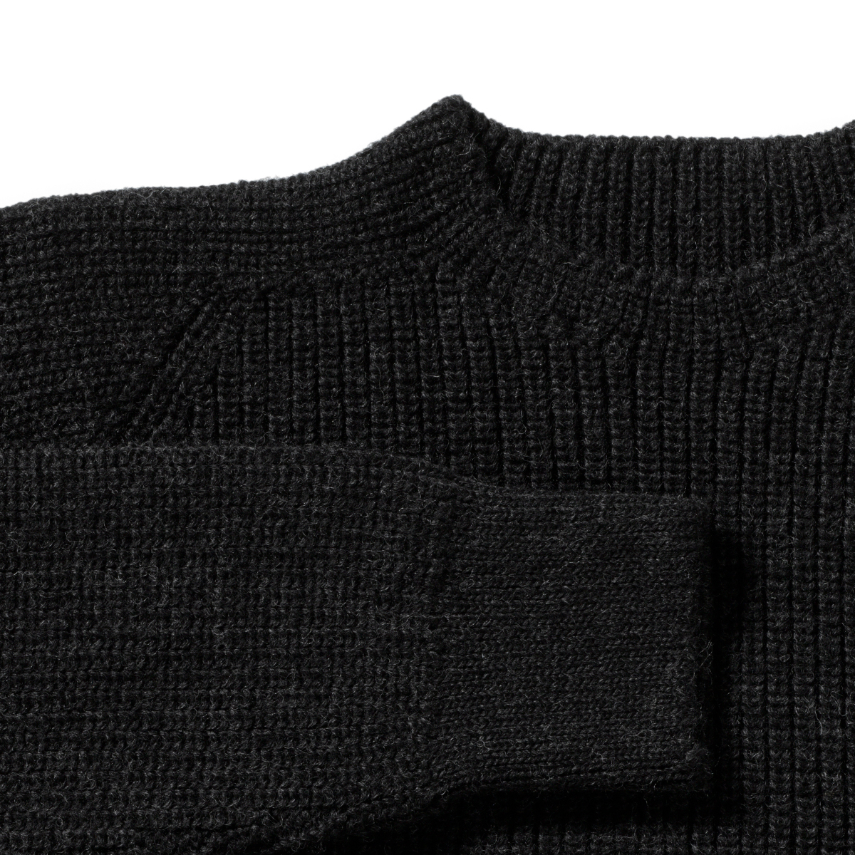 grauer Pullover aus bio merinowolle kbt von halfs x indnat - seamless und mit perlfang gestrickt