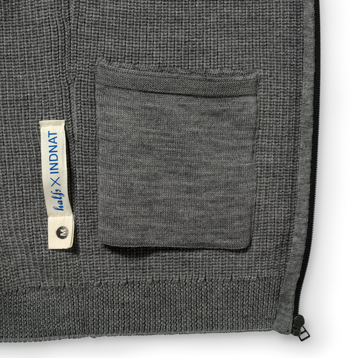 Strickjacke 7012 hellgrau von halfs x indant – nahtlos in Deutschland im Perlfang aus Bio-Merinowolle gestrickt, mit Zipper und Stehkragen